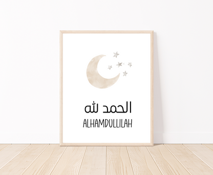 A digital poster that is placed on a white wall and parquet flooring shows a light brown crescent and some tiny stars with “Alhamdulillah” written in both Arabic and English right below.